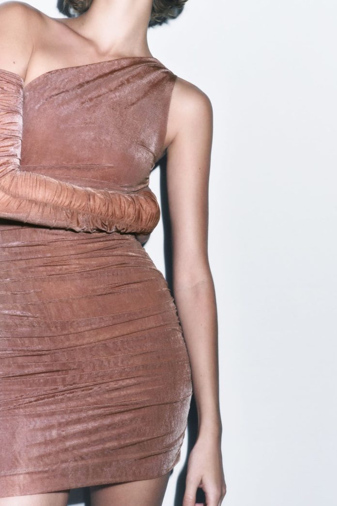 Zara tiene el vestido drapeado y ceñido ideal para una fiesta por tan sólo 6 euros