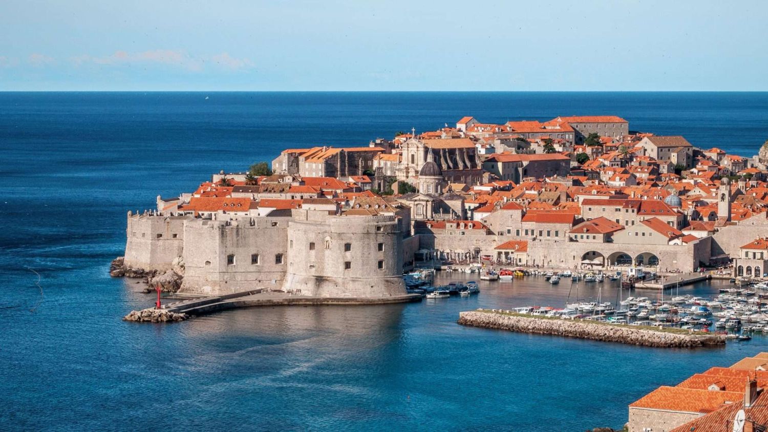 Descubre por qué Dubrovnik es la playa más famosa de Croacia 1 Merca2.es DUBROVNIK, UN ENCANTO HISTÓRICO QUE TRANSCIENDE EL TIEMPO: PLAYAS DE ENSUEÑO BAÑADAS POR EL MAR ADRIÁTICO