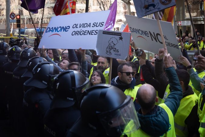 Los trabajadores pagan caro el fracaso de Coca-Cola, Danone y Bimbo ante la marca blanca 1 Merca2.es Manifestantes frente a antidisturbios durante una protesta contra el cierre de la planta de Danone en Parets del Vallès, a 12 de febrero de 2024, en Barcelona,