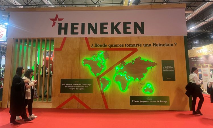 Heineken prepara el relevo de su CEO en plena presión macro y sin cambios en su hoja de ruta 1 Merca2.es HEINEKEN ESPAÑA IMPULSA LA DIGITALIZACIÓN DE LA HOSTELERÍA CON EQUIPOS DE BARRIL AUTOMÁTICOS, GRIFOS CON TELEMETRÍA Y SISTEMAS QUE REDUCEN UN 30% EL CONSUMO ENERGÉTICO