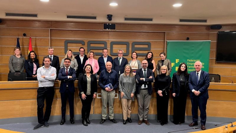 La federación de farmacéuticos dice que la reducción de jornada aumentará sus costes 1 Merca2.es IIsimposioFEFE grupo fefe Merca2.es