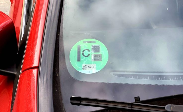 ¡Mucho cuidado! La DGT te puede multar con 12.000 euros cuando vayas a pasar la ITV 48 Merca2.es La pegatina: un detalle que puede costar 80 euros