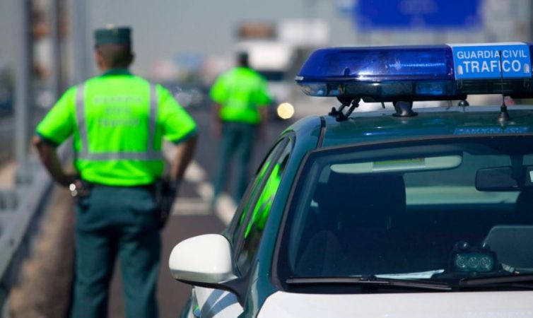 Multas de 400 €: la DGT prohíbe llevar este objeto habitual en el coche y sorprende a conductores en 2025 42 Merca2.es Multas que van desde los 200 hasta los 400 euros