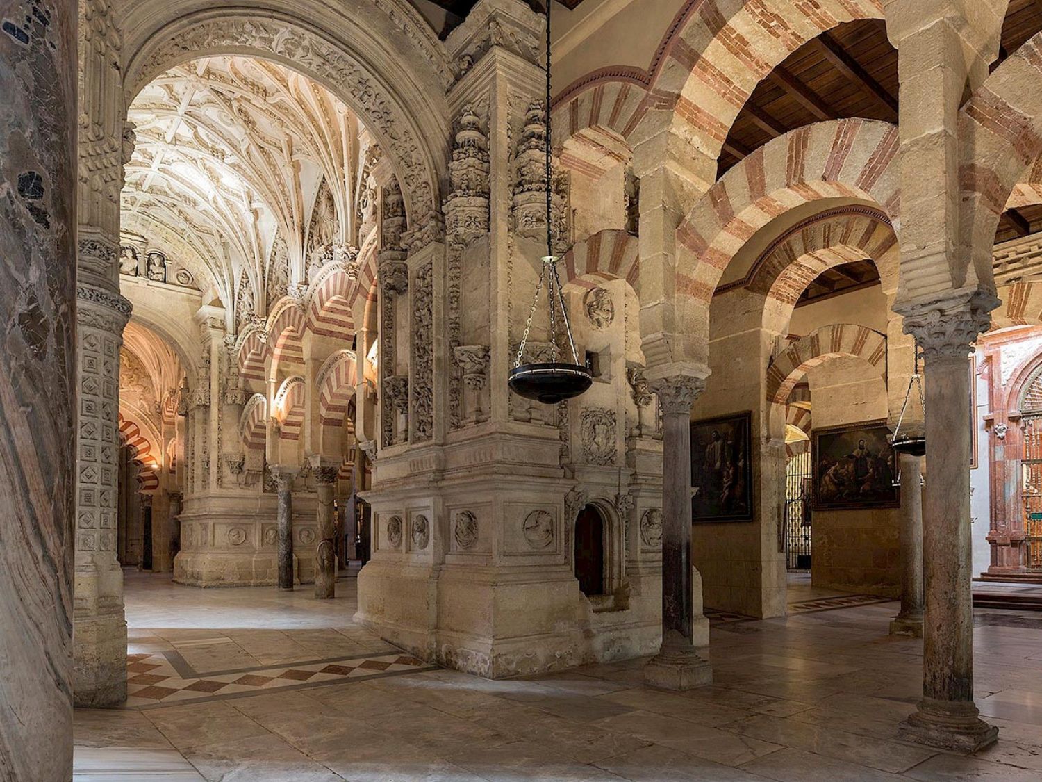 Mezquita-Catedral de Córdoba: Los secretos y alquimias de un tesoro cultural 2 Merca2.es UN TESORO VIVO Y PALPITANTE
