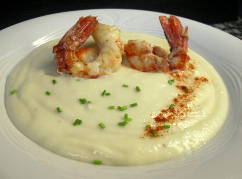 Crema de coliflor y puerro con gambas para una cena ligera y saludable. Crema de coliflor y puerro con gambas para una cena ligera y saludable.