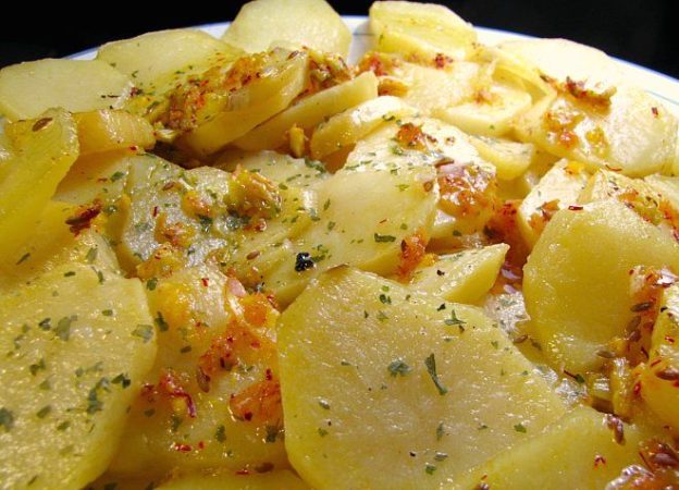 Patatas al ajo cabañil: Descubre el origen y deléitate con la esencia de esta receta 3 Merca2.es b3c039a798f2b5e4a0aa8e9893502a9b Merca2.es