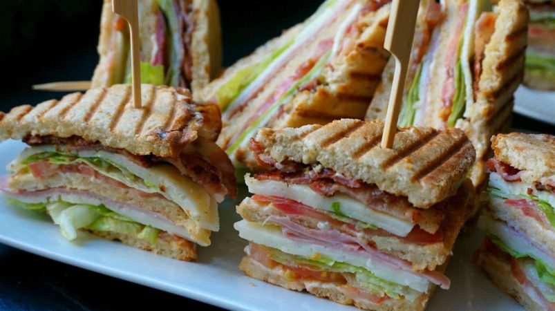 Sandwich club: plato estrella del Vips que te puedes preparar en pocos minutos 3 Merca2.es club sandwich 1a Merca2.es