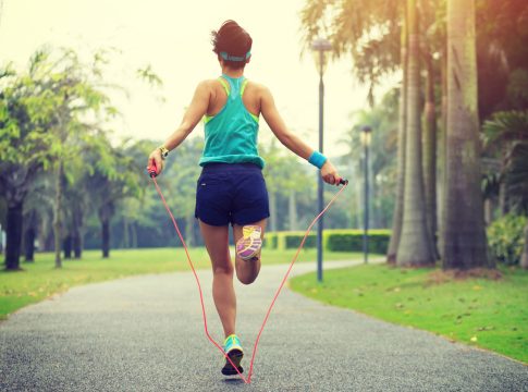 woman runner athlete jumping rope at tropical park Te contamos el ejercicio que con 10 minutos al día sirve como media hora corriendo