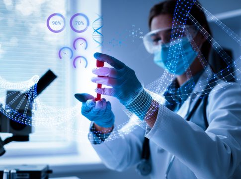 especialista-biotecnologia-laboratorio-realizando-experimentos
