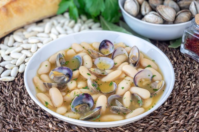 Fabes con almejas: un exquisito plato de mar y montaña asturiana 2 Merca2.es fabes con almejas plato asturiano Merca2.es