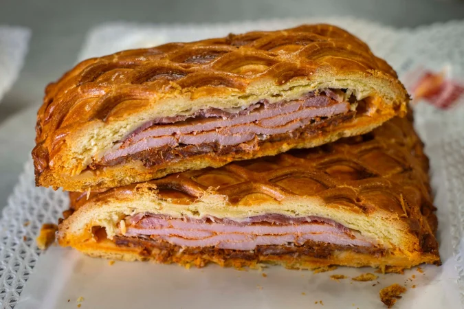 Hornazo de Salamanca: descubre esta receta tradicional y sorprende a tu paladar 2 Merca2.es gr cms media featured images none b9514041 d661 46ce 9e0e 4e50ec960d42 batch dsc6148 1 Merca2.es