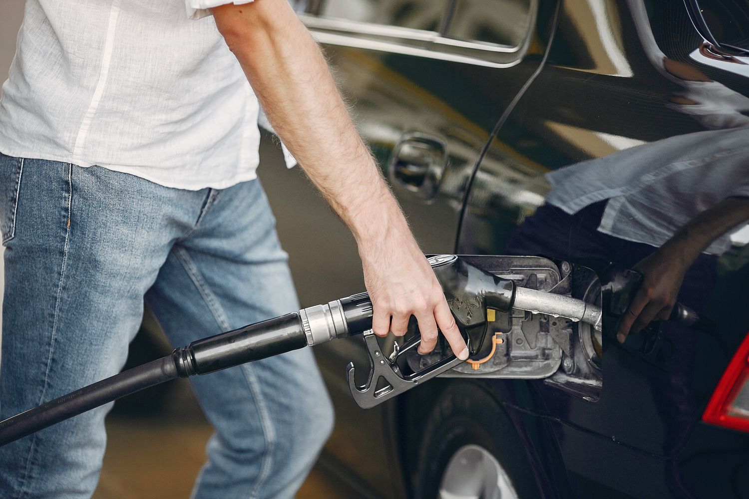 ¡Ojo con esto! La DGT puede multarte a partir de ahora cuando eches gasolina