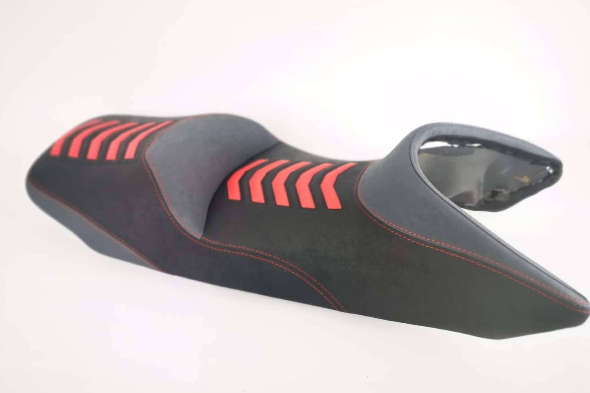 Un asiento cómodo moto para ir en carretera, proporcionado por FUNDAS