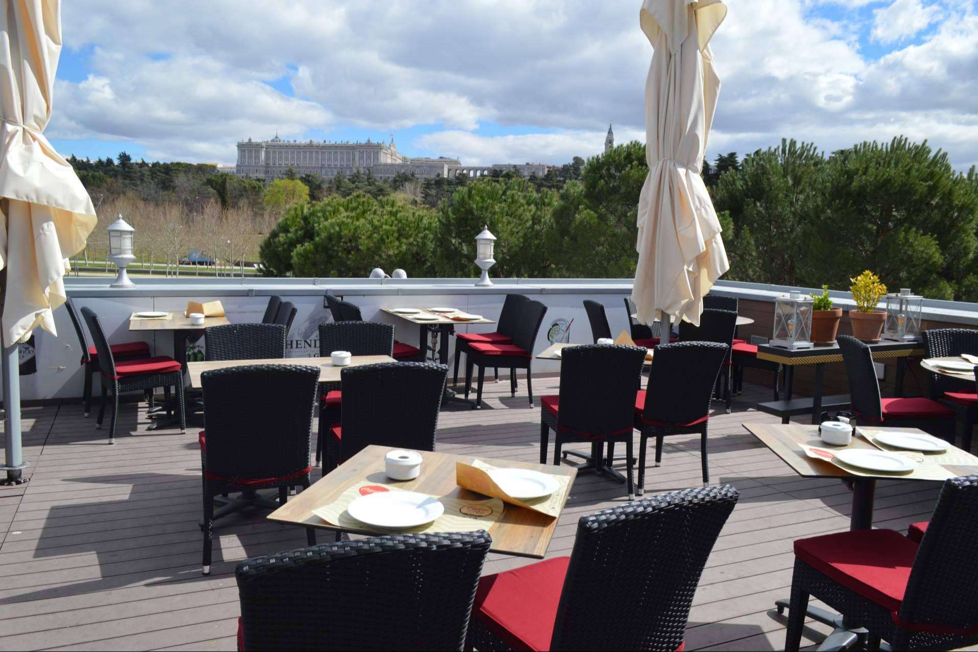 Mobiliario de hostelería para preparar la temporada de terraza
