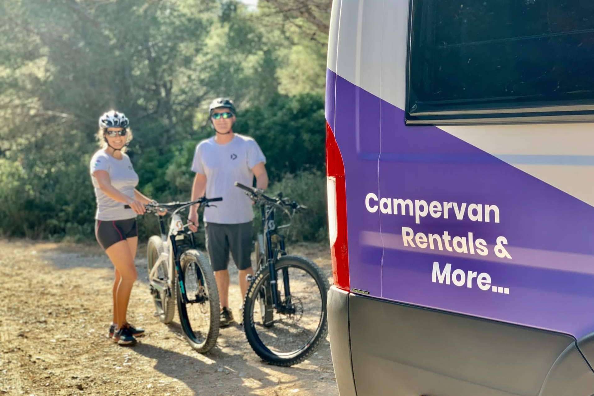 Descubrir la fusión única de ciclismo y viaje en camper con Activans en Girona