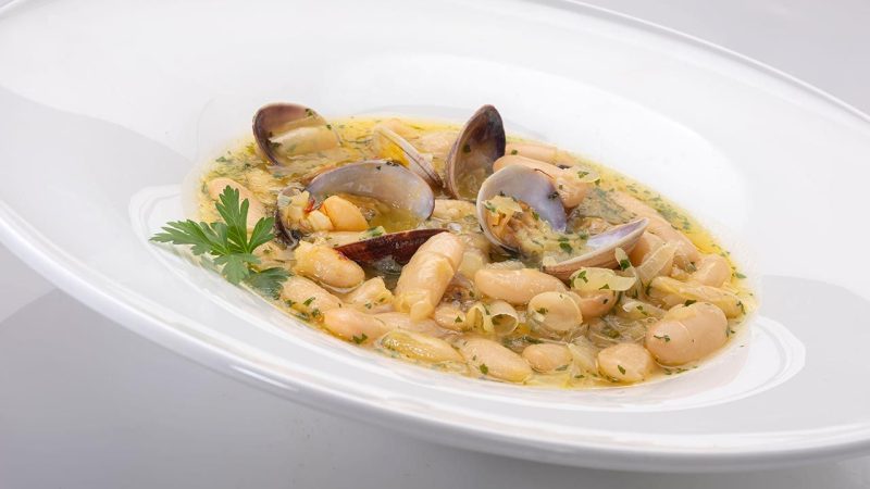 Fabes con almejas: un exquisito plato de mar y montaña asturiana 1 Merca2.es karl6641 fabes almejas xl 1280x720x80xX Merca2.es