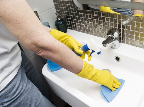 mujer-guantes-goma-limpiando-fregadero ¿Quieres tener tu baño siempre limpio, higiénico y perfumado? Mercadona tiene la solución