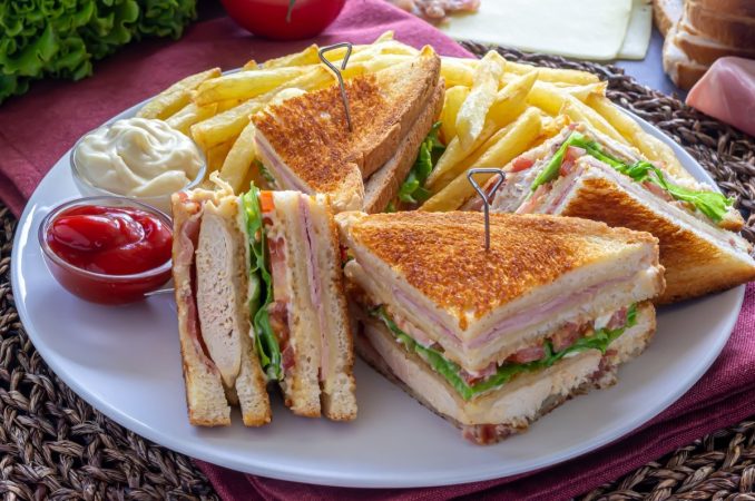 Sandwich club: plato estrella del Vips que te puedes preparar en pocos minutos 1 Merca2.es sandwich club Merca2.es