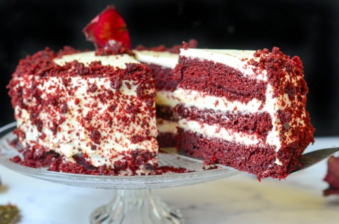 sirviendo la tarta red velvet Merca2