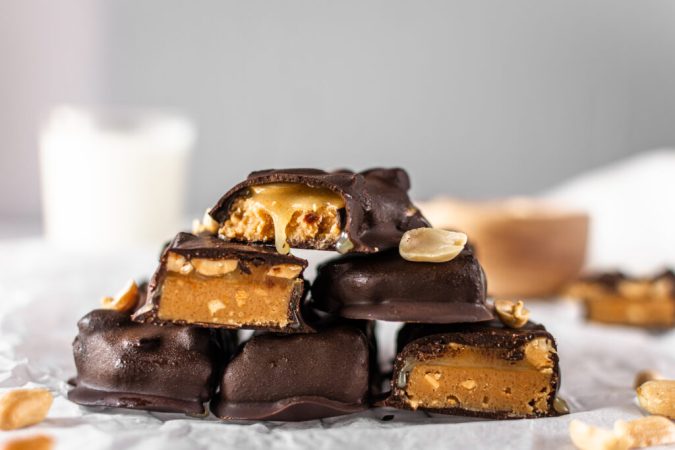 sweetketolife.com keto snickers recipe bars low carb 1024x683 1 Merca2