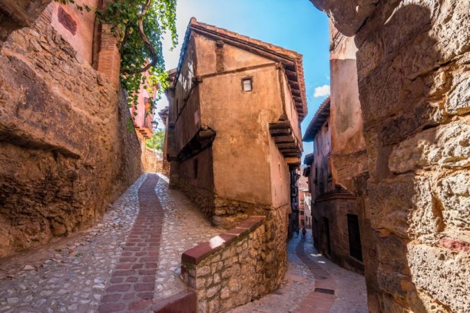 El encanto de caminar por en sus callejas medievales