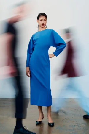 Zara se adelanta a la primavera con su nueva y espectacular colección de vestidos midi 2 Merca2.es vestido crepe azul klein 02c0e9c2 240219112214 1024x1536 Merca2.es