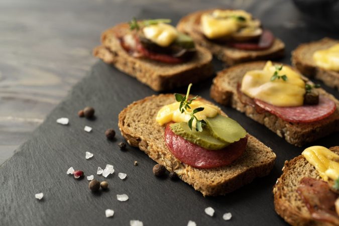 Mercadona tiene el pan tostado que recomiendan todos los nutricionistas ¡Descúbrelo! 1 Merca2.es vista plato raclette deliciosa variedad comida Merca2.es