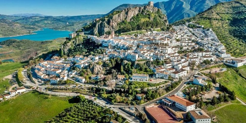 El pueblo español de ensueño para amantes de la montaña que no quieren renunciar a bañarse: descubre el tesoro escondido de Zahara de la Sierra
