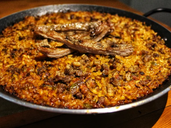 Receta de arroz con secreto ibérico y boletus: ¡Un Festín de Sabores! 2 Merca2.es 1 Merca2.es