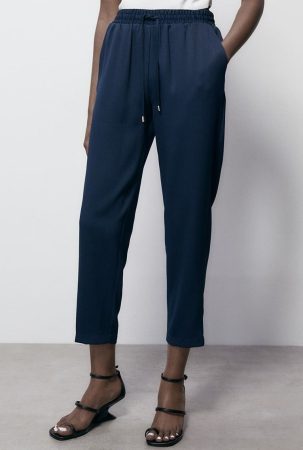 Sfera acaba de sacar su colección de pantalones y faldas fluidas que ya triunfan en El Corte Inglés 3 Merca2.es 2024031511333983688 Merca2.es