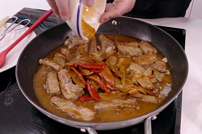 Costilla de cerdo guisada con cerveza y pimientos 3 Merca2.es 6352 Merca2.es