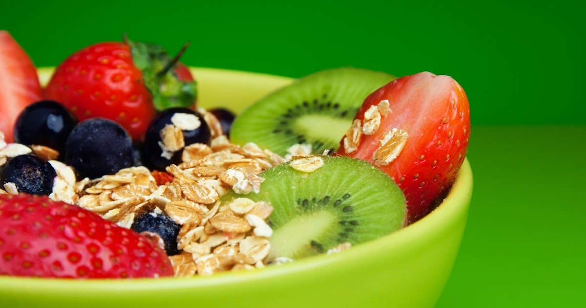 ¿Por qué huelen mal los pies? Con estos consejos puedes evitarlo 2 Merca2.es IMPORTANCIA DE LA ALIMENTACIÓN Y HÁBITOS DE VIDA