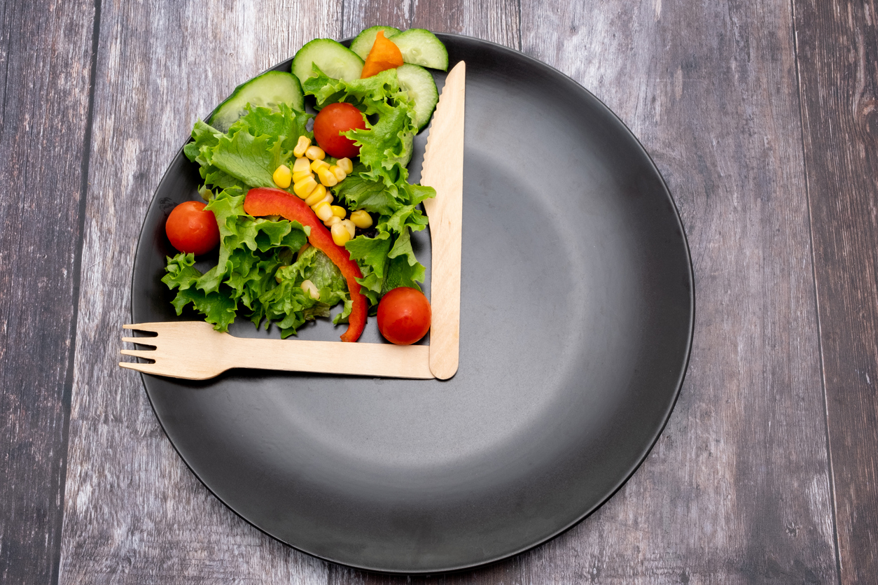 Ayuno intermitente: ¿Es el santo grial de las dietas? ¡Descúbrelo! 4 Merca2.es COMPARACIÓN CON OTRAS TENDENCIAS DIETÉTICAS