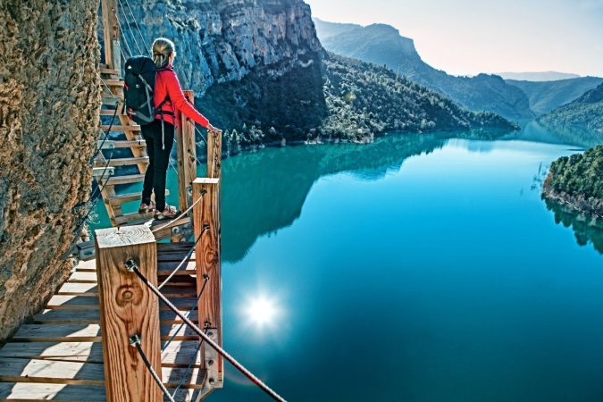 Descubre la Belleza del Sendero de Pasarelas en Espana que Abre en Semana Santa ¡Caminando sobre el Rio Caldares 2 Merca2.es