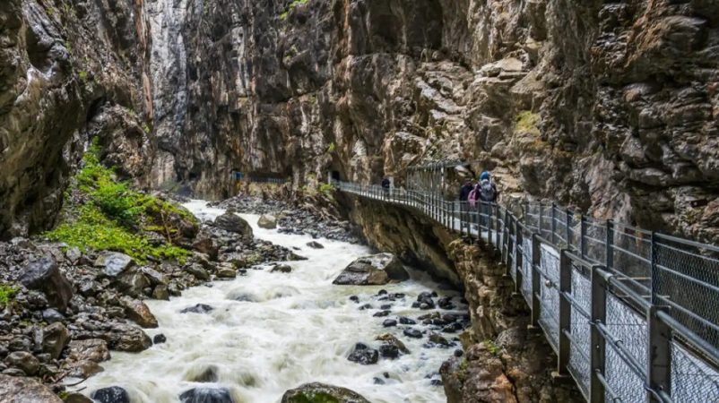 Descubre la Belleza del Sendero de Pasarelas en Espana que Abre en Semana Santa ¡Caminando sobre el Rio Caldares 5 Merca2.es