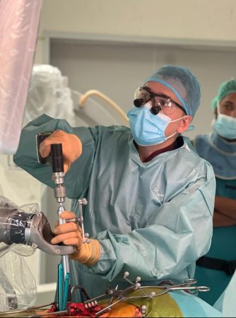 El brazo robótico ExcelsiusGPS de Prim llega al Hospital Clínico San Carlos y La Paz de Madrid 2 Merca2.es Dr Victor Rodriguez ExcelsiusGPS prim 1 Merca2.es