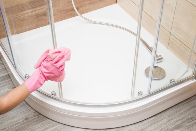 El problema de limpiar la mampara de la ducha