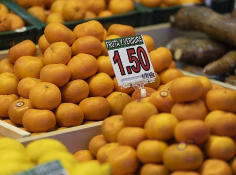 Mandarinas en un puesto de un mercado, a 15 de marzo de 2023, en Madrid (España).