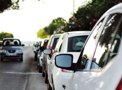 La DGT deja claro si puedes ser multado por aparcar en sentido contrario al de la vía 1 DGT