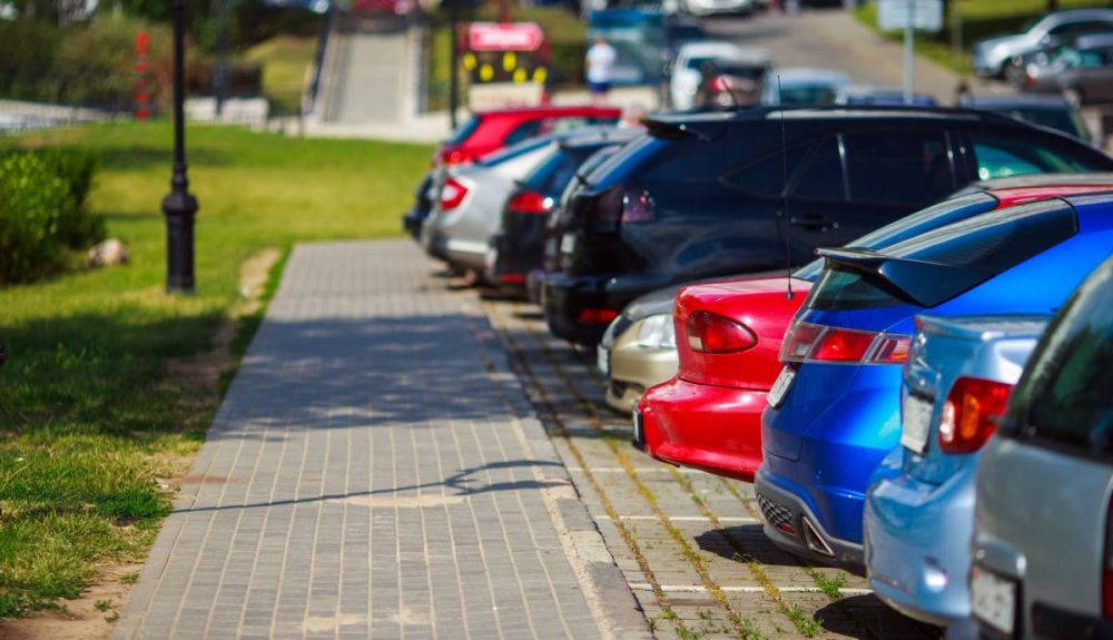 ¡Por fin! La DGT resuelve la duda de si se puede aparcar en sentido contrario
