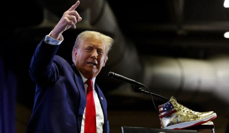 Un coleccionista ha pagado una gran suma de dinero por unas zapatillas de Donald Trump
