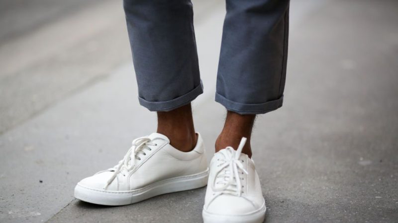 ¿Ya tienes manchas en tus zapatillas blancas? No te preocupes, porque aún hay solución