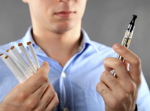 VAPEAR VS FUMAR Los motivos por los que vapear es menos malo para la salud que fumar tabaco