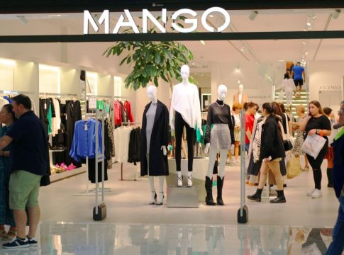 Viste tan elegante como Carlota Casiraghi con esta chaqueta tweed tipo Chanel de Mango Viste tan elegante como Carlota Casiraghi con esta chaqueta tweed tipo Chanel de Mango