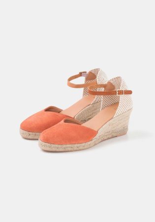 Carrefour tira la casa por la ventana con estas alpargatas de piel con cuña perfectas para las bodas 3 Merca2.es alpargata look invitada carrefour 01 76e61ea6 240226094105 800x1143 Merca2.es