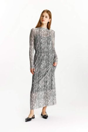 Lefties ya está preparado para la primavera con esta colección de vestidos boho que rejuvenecen 3 Merca2.es estampado 546428b5 240308130250 633x950 Merca2.es