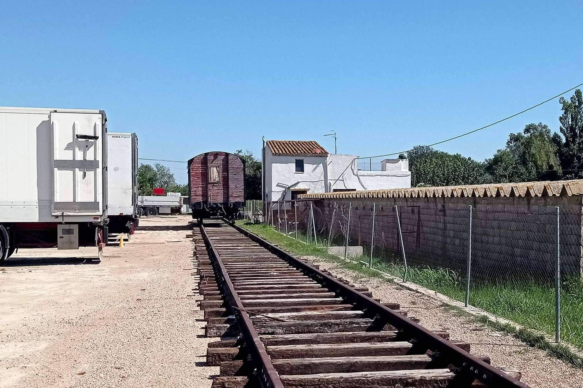 Ampliación de vías en la base de restauración de material histórico de la Fundación del Patrimonio Ferroviario