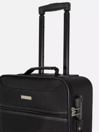 Por tan sólo 20 euros puedes comprar en Primark esta maleta con las medidas perfectas para meter en cabina 1 Merca2.es maleta blanda de cabina primark detalle 1152x1536 1 Merca2.es