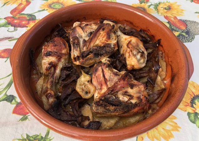 Pollo asado con manzanas y setas, una receta aromática y con dulzura 3 Merca2.es pollo asado con manzanas y setas foto principal Merca2.es