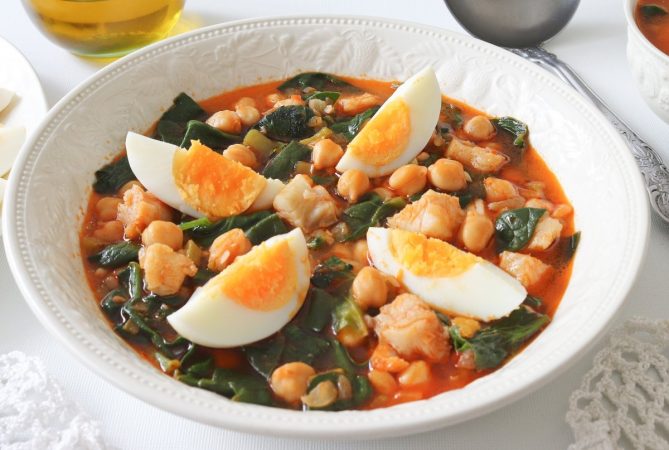 Receta de potaje de vigilia: De la tradición a la mesa 3 Merca2.es potaje de vigilia en plato Merca2.es